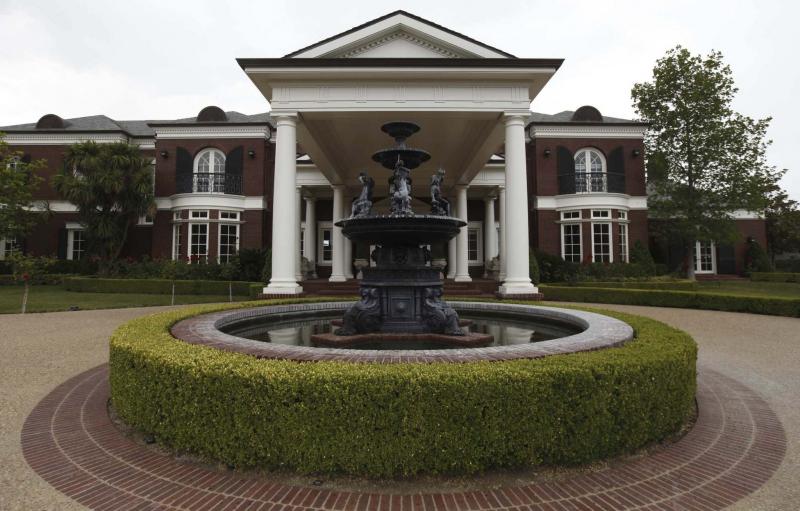 <p>John W. Adkisson / Los Angeles Times</p><p>Wayne Gretzky has reacquired this sprawling, Thousand Oaks, Calif., home for US$13.5 million.</p>