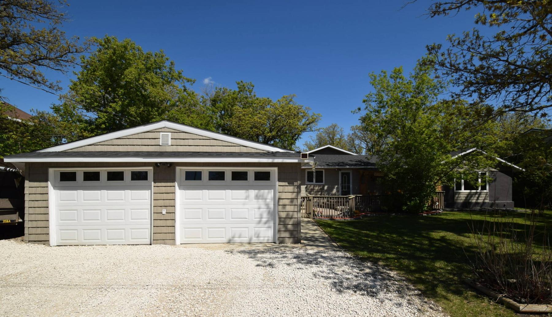  <p>TODD LEWYS / FREE PRESS</p>
                                <p>Neat as a pin and exuding modern functionality, this 1,711 sq. ft. split level sits on a gorgeous park-like lot that&rsquo;s surrounded by mature oak trees.</p> 