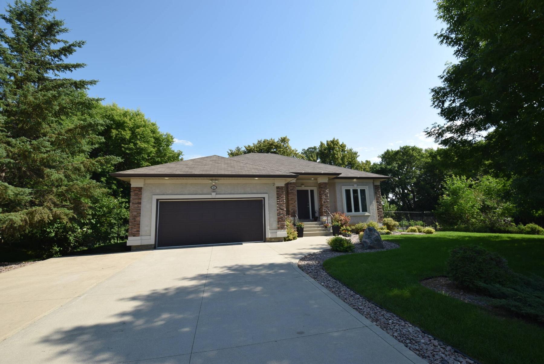  <p>Magnificent from start to finish, this bungalow sits in a private, stunning setting just minutes from the city.</p> 