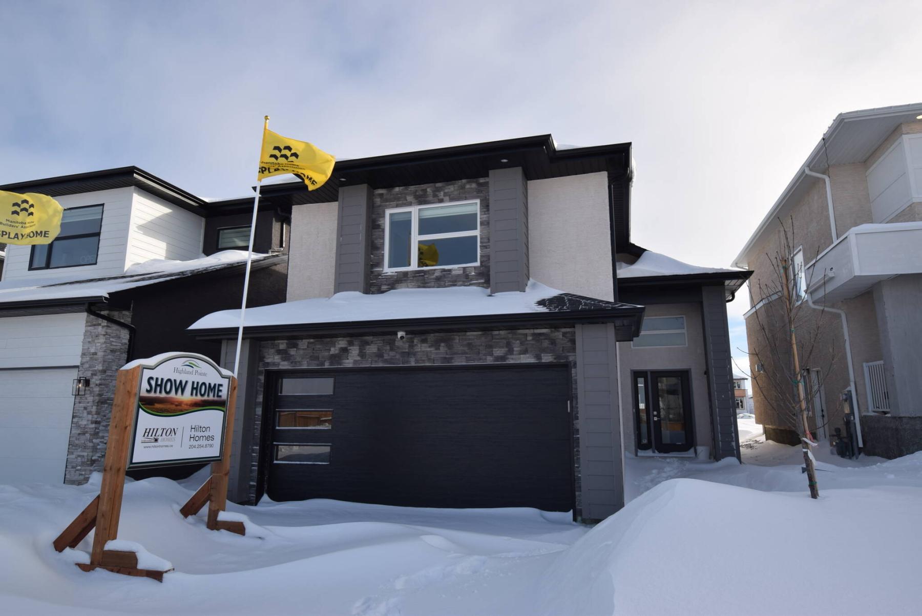  <p>Todd Lewys / Winnipeg Free Press</p>
                                <p>A cab-over design, the Luna features an exceptional floor plan that delivers exceptional style and function.</p> 