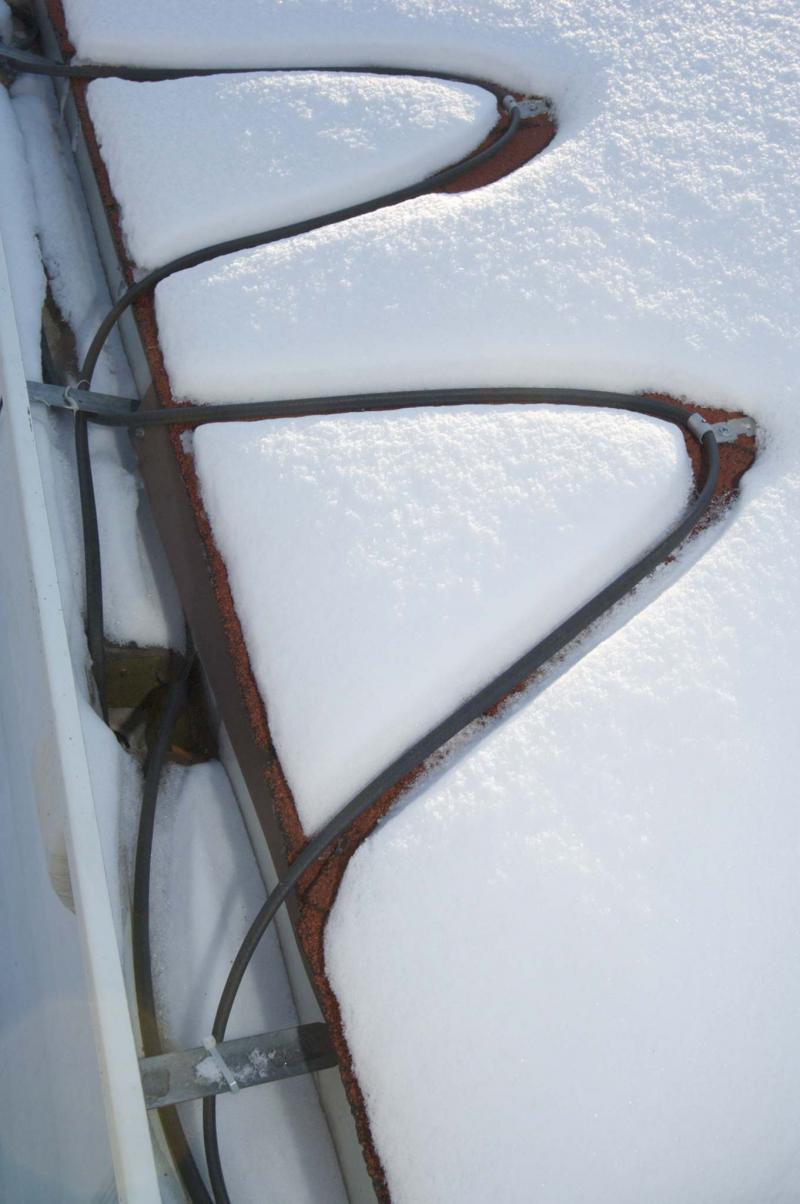<p>JOEL SILVERMAN / THE ASSOCIATED PRESS</p></p><p>Snow-melting cables installed on a roof to clear snow or melt ice could cause more problems than they're worth. </p></p>