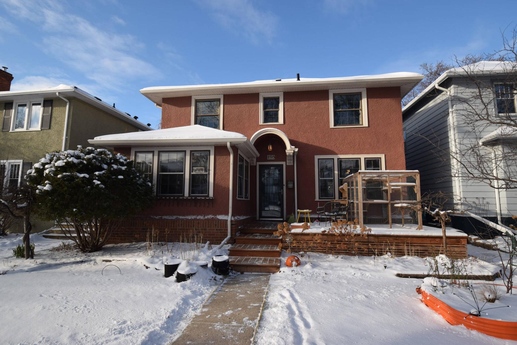  <p>PHOTOS BY Todd Lewys / Free Press</p>
                                <p>Built in 1925, the 1,753-sq.-ft., two-storey home immediately catches your eye with its smart brown-stucco exterior and cute front deck/porch.</p> 