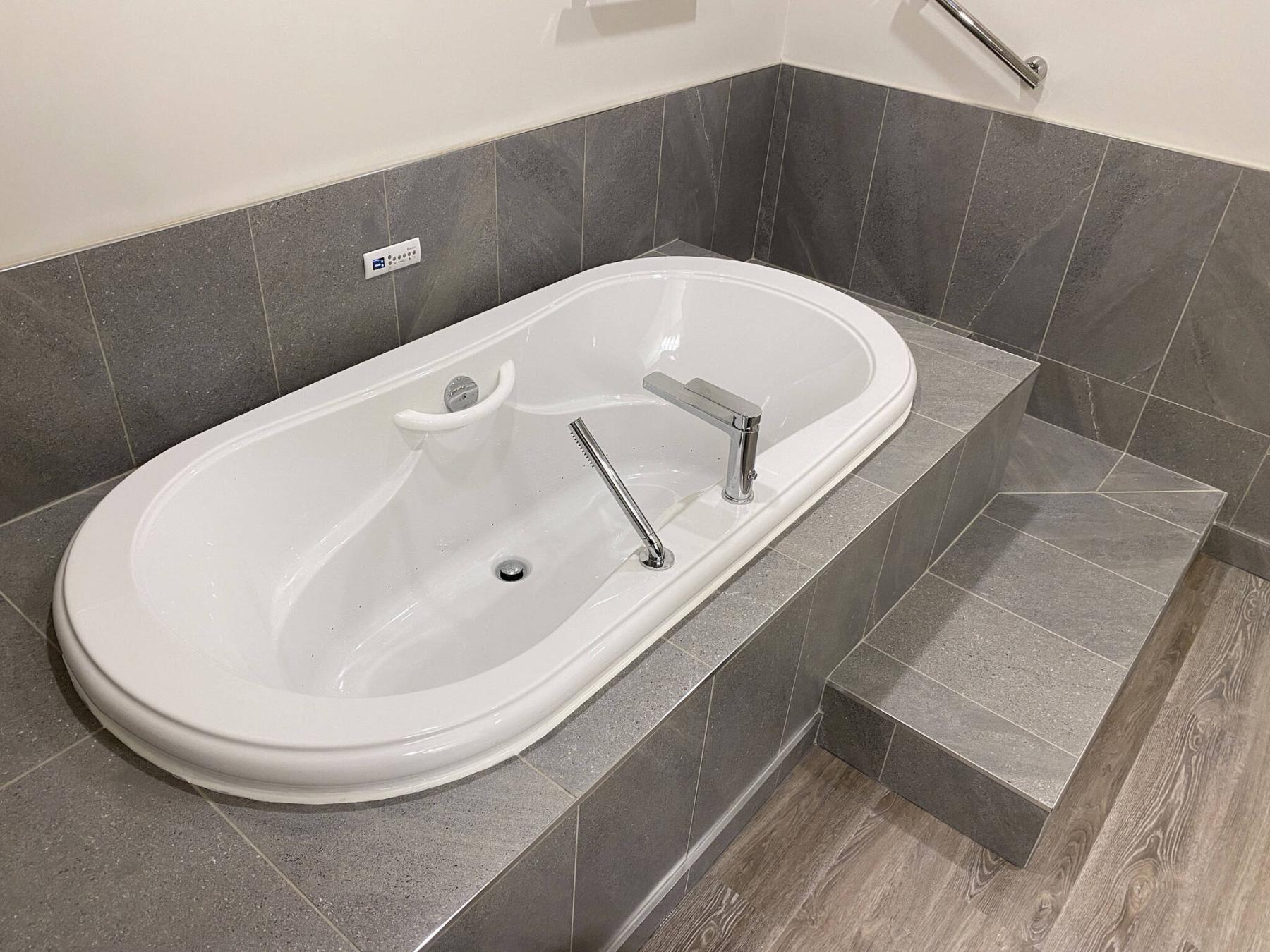  <p>Marc LaBossiere / Free Press</p>
                                <p>The Roman faucet and hand-wand are centre-mounted and slightly to the left, respectively, to maximize tub-entry space.</p> 
