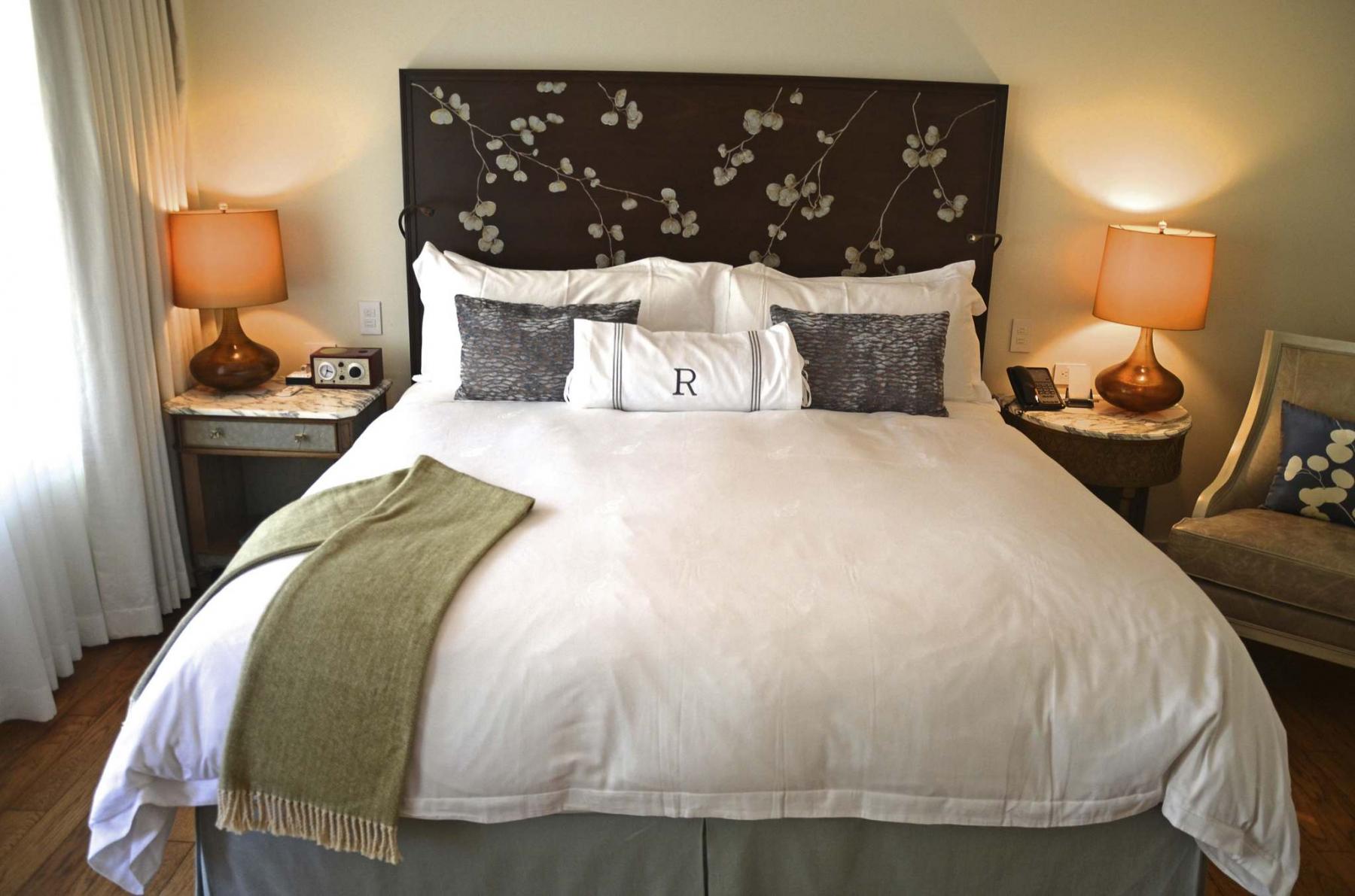 <p>Christopher Reynolds / Los Angeles Times FILES</p><p>Luxury hotels use oversized flat sheets to line their premium mattresses.</p>