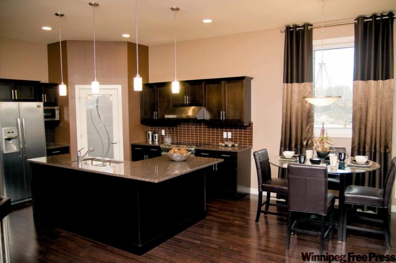 10 Yacht's cove in Van Hull estates exudes class.