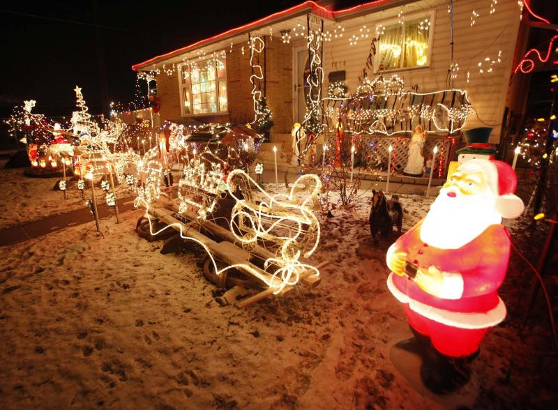 'Tacky' or traditional the great Christmas lights debate Winnipeg