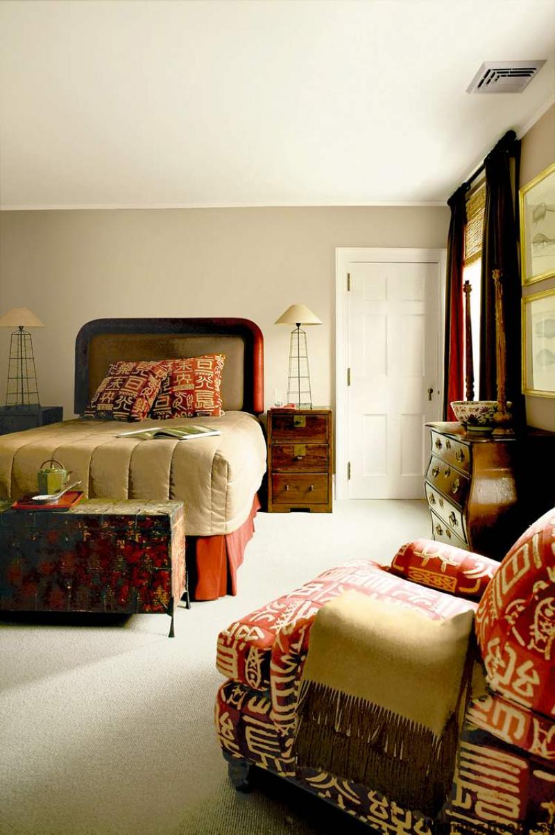 To support the tall bed, rich draperies are hung at ceiling height.
