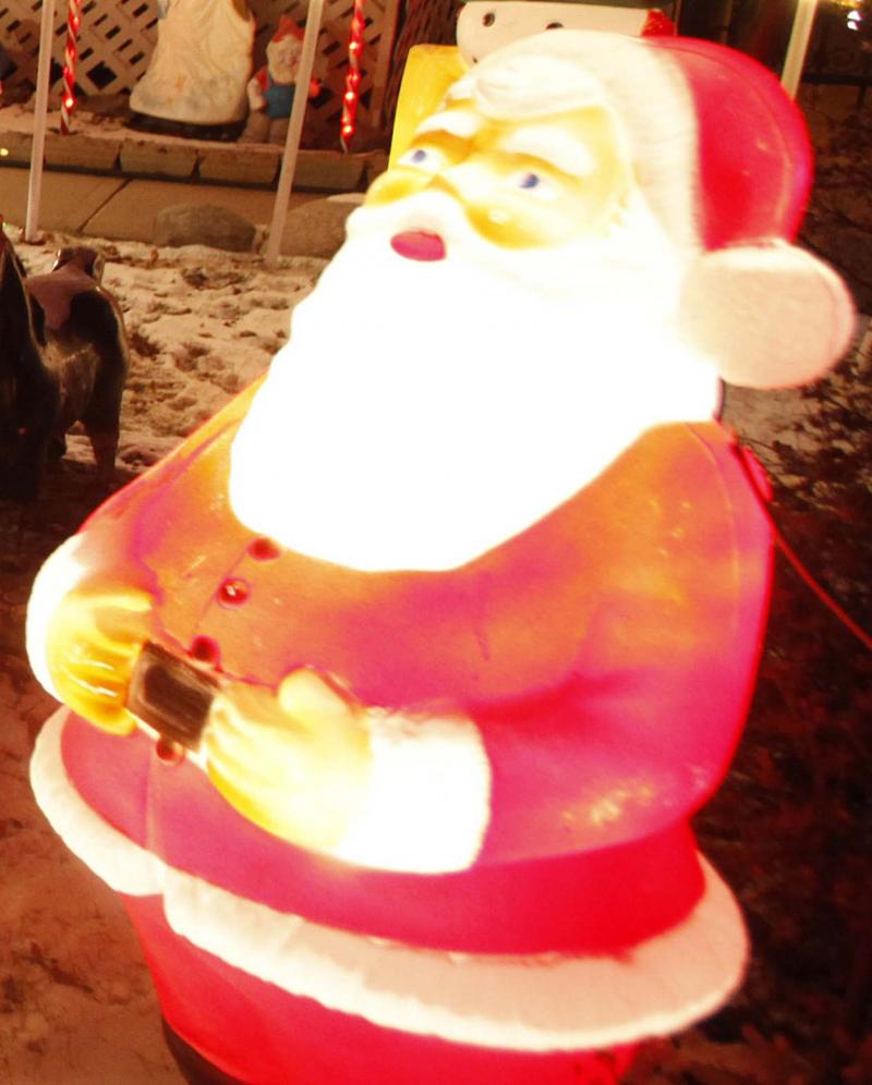 <p>BORIS MINKEVICH / WINNIPEG FREE PRESS FILES</p><p>It's not fun to trek out when it's 20 below to turn off your giant inflatable Santa, so buy a timer and let it do it for you. </p>