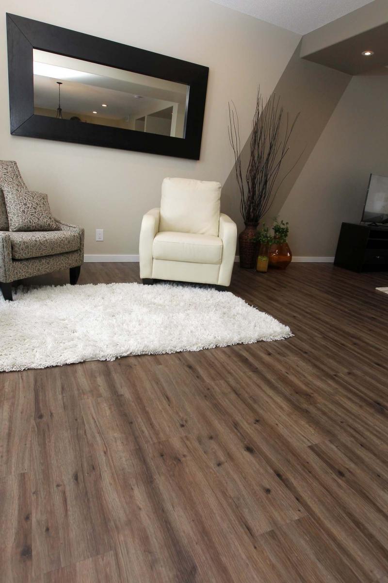 <p>BORIS MINKEVICH / WINNIPEG FREE PRESS Files</p><p>A squeaky hardwood floor could be the result of absorbed moisture caused by mistakes made installing a deck.</p>