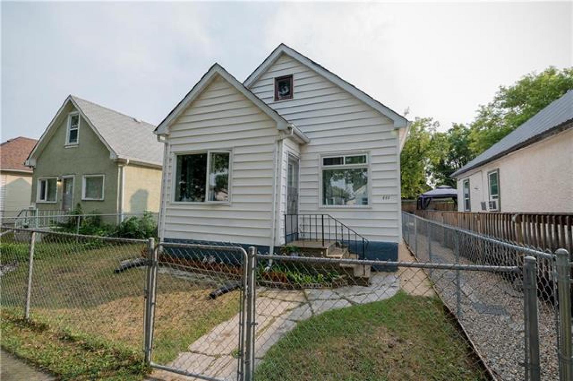 898 Alfred Avenue, R2X 0T9, 2 Bedroom, Bungalow for sale North West