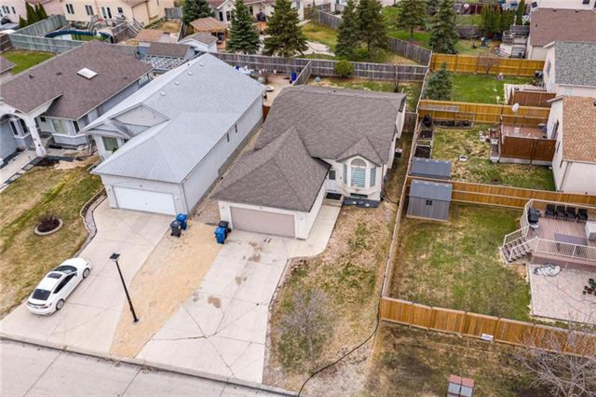 75 Courland Bay, R2P 2X1, 5 Bedroom, BiLevel for sale North West