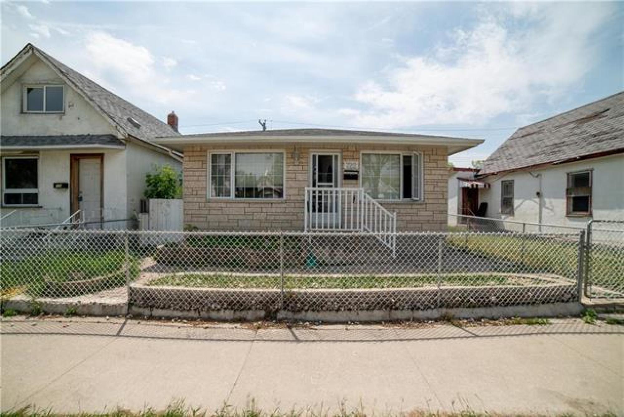 722 Burrows Avenue, R2W 2B2, 4 Bedroom for sale North West Winnipeg