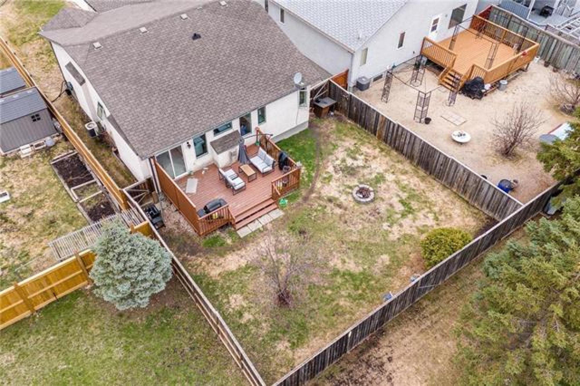 75 Courland Bay, R2P 2X1, 5 Bedroom, BiLevel for sale North West