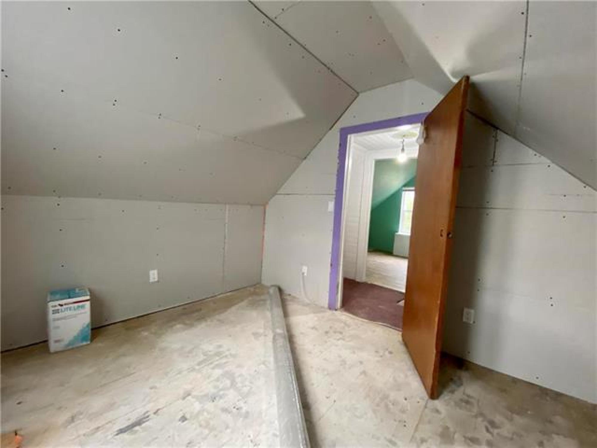 831 McCalman Avenue, R2L 1G9, 3 Bedroom, 1 & 1/2 Storey for sale North