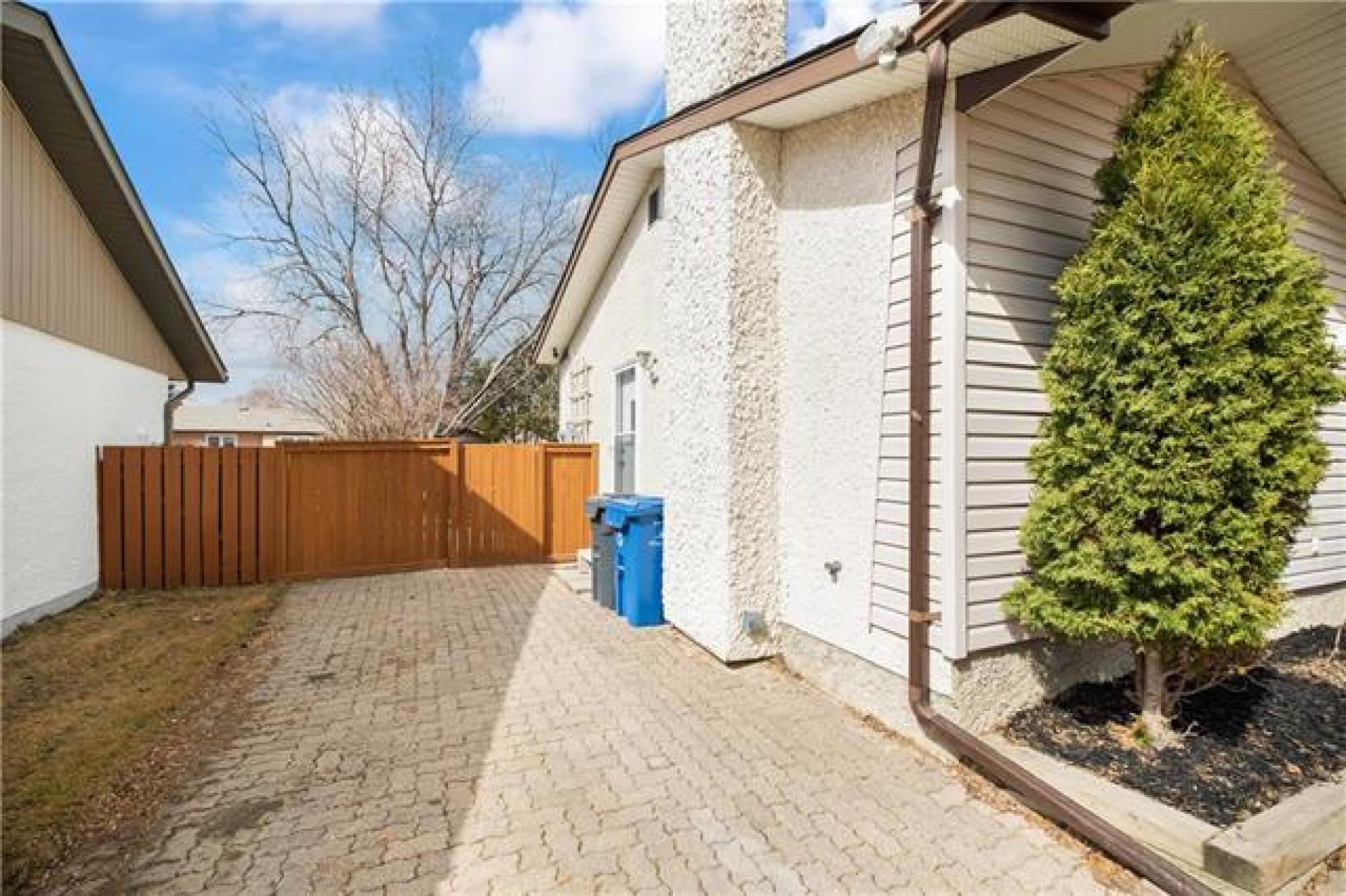 51 Brixford Crescent, R2N 1E1, 2 Bedroom, Bungalow for sale South East