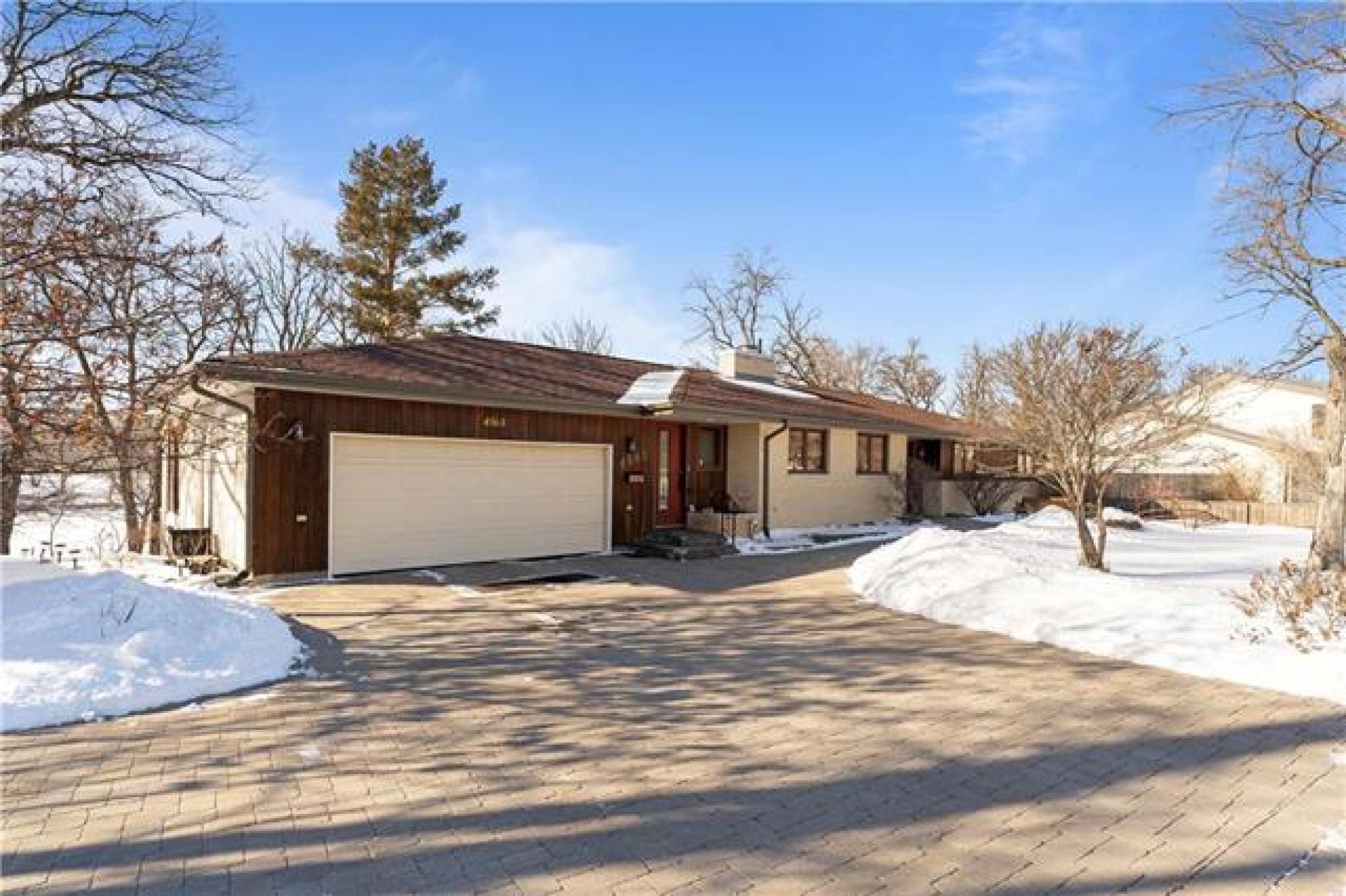 4563 Roblin Boulevard, R3R 0G2, 4 Bedroom, Bungalow for sale South West Winnipeg, Charleswood