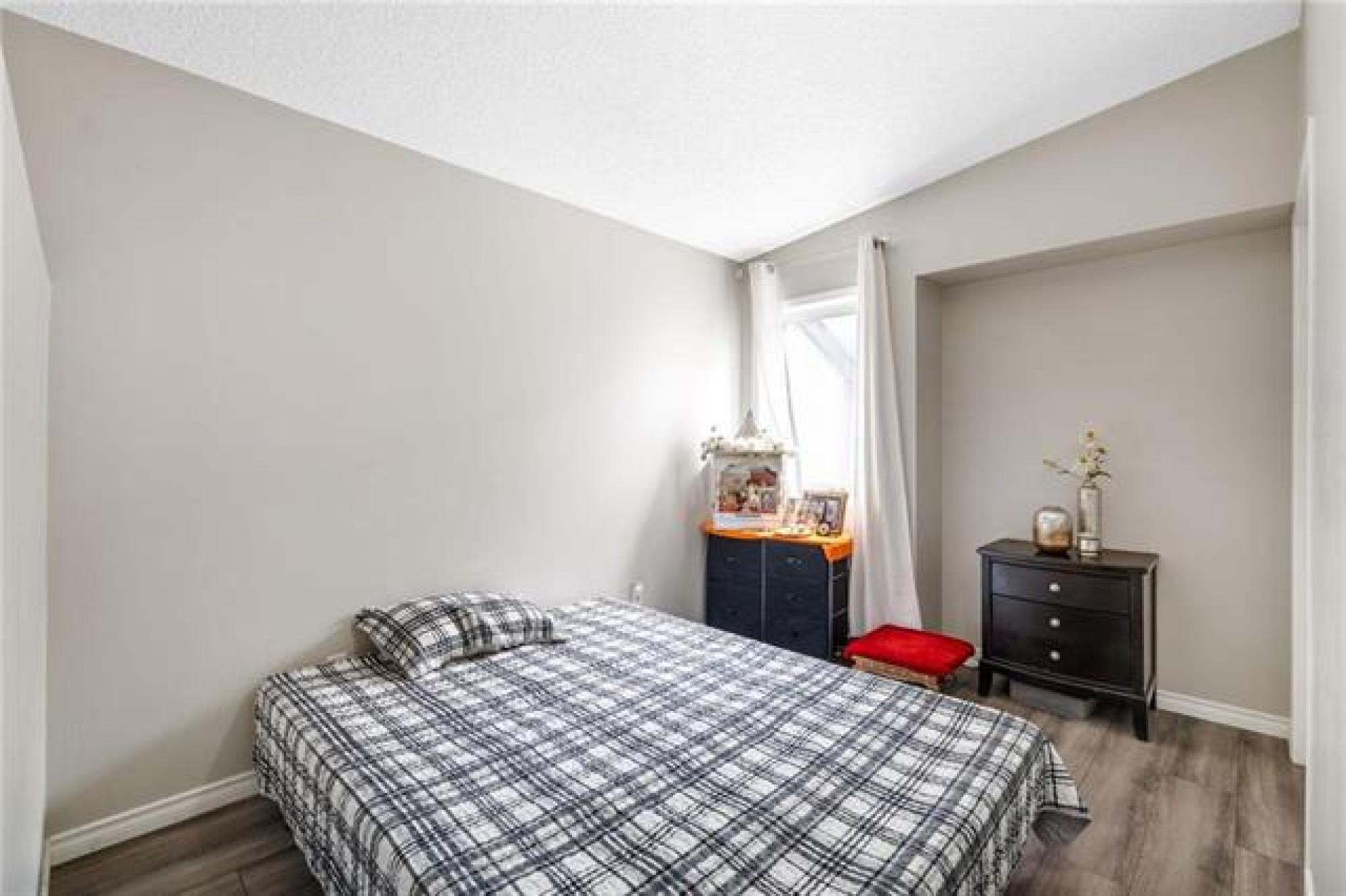 75 Courland Bay, R2P 2X1, 5 Bedroom, BiLevel for sale North West