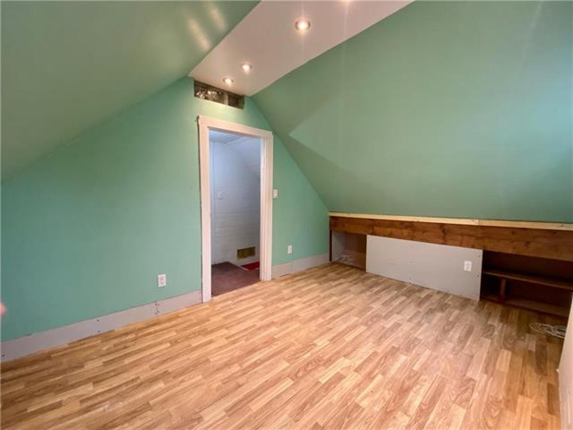 831 McCalman Avenue, R2L 1G9, 3 Bedroom, 1 & 1/2 Storey for sale North