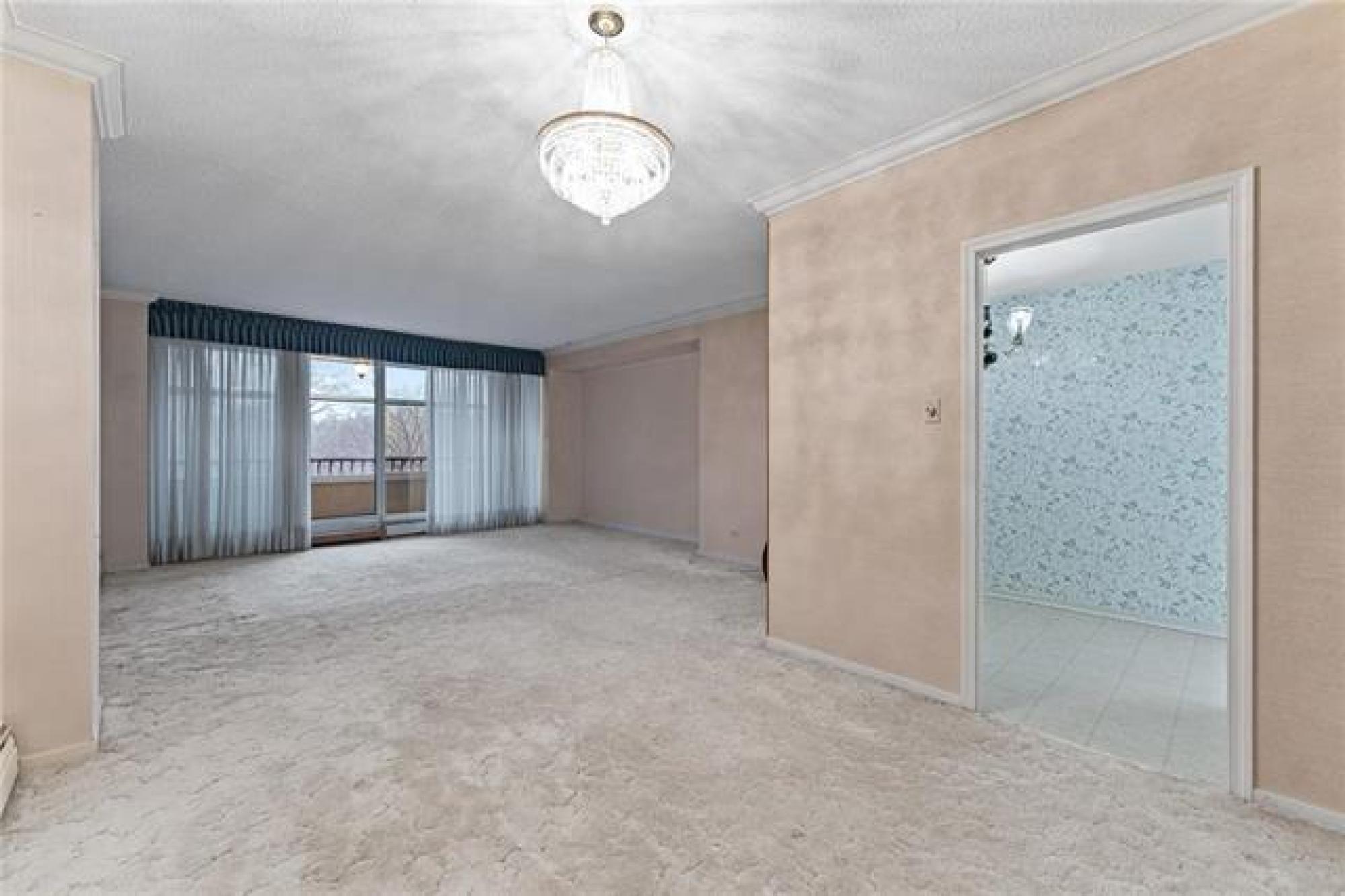 203323 Wellington Crescent, R3M 0A4, 2 Bedroom, One Level for sale