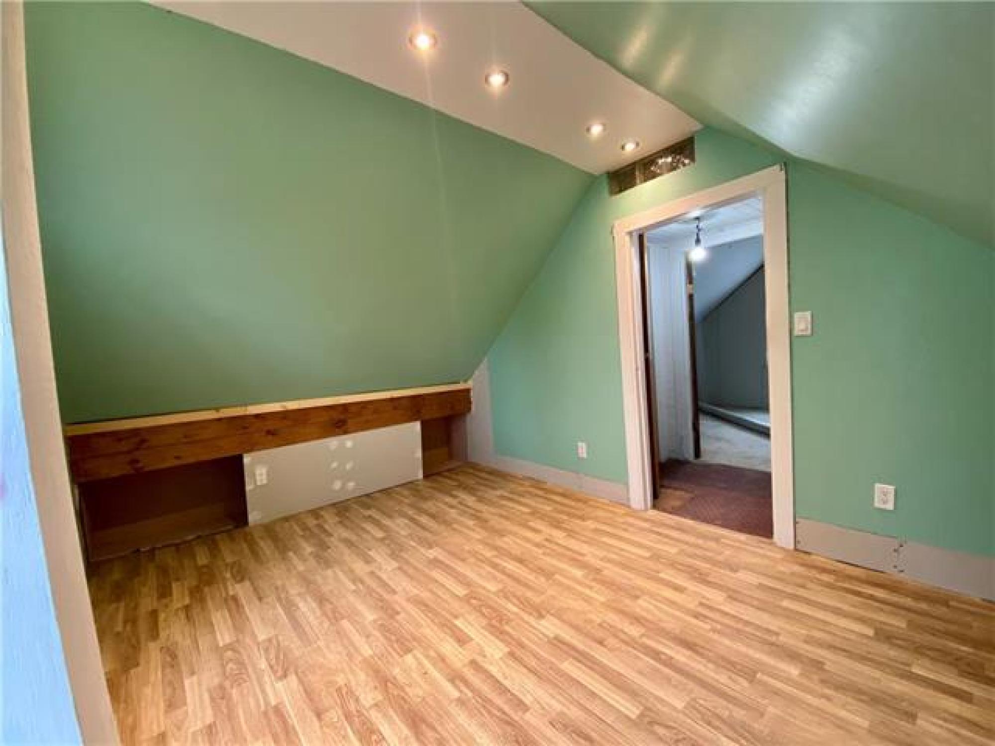 831 McCalman Avenue, R2L 1G9, 3 Bedroom, 1 & 1/2 Storey for sale North