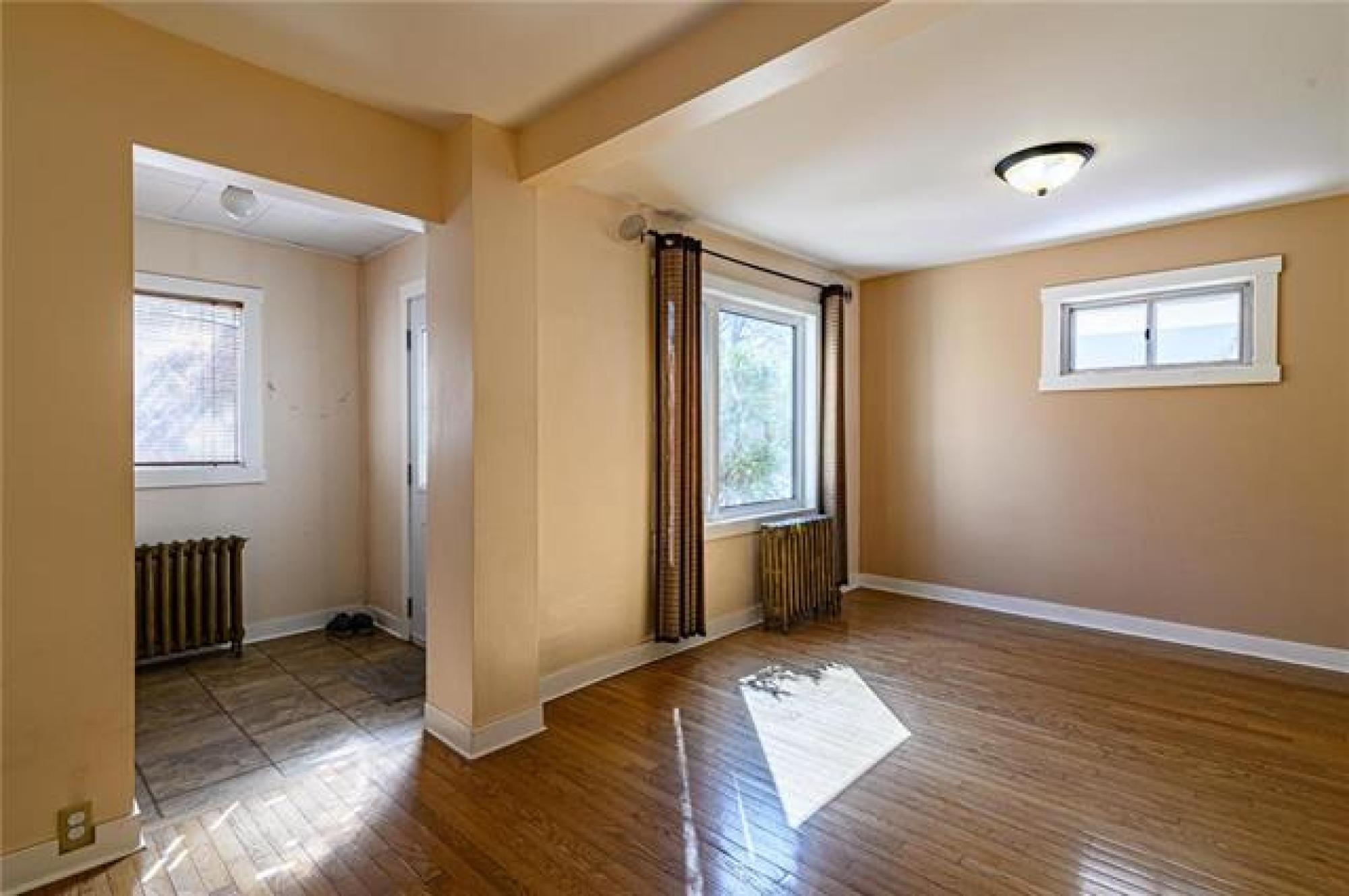 37 Pilgrim Avenue, R2M 0L3, 2 Bedroom, 1 & 3/4 Storey for sale South