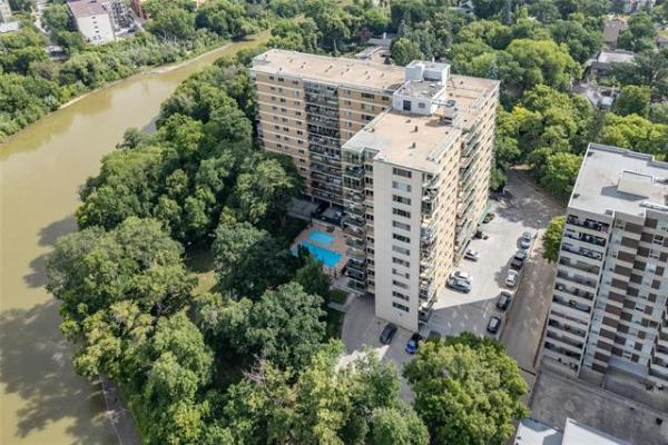 Home Photo - 5C-300 Roslyn Road