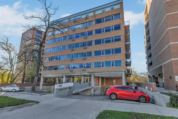 Home Photo - 800-245 Wellington Crescent