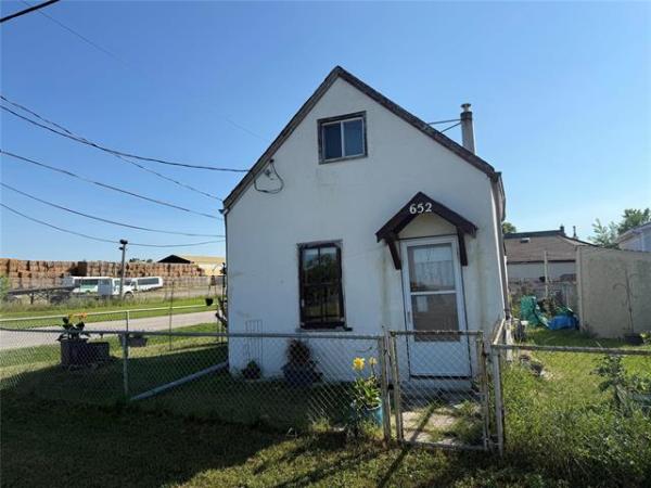Home Photo - 652 McTavish Street