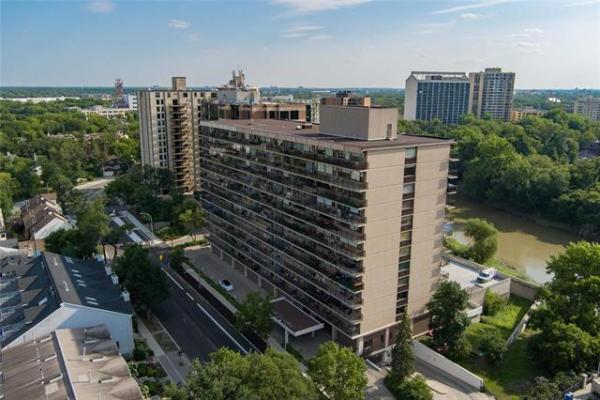 Home Photo - 807-99 Wellington Crescent