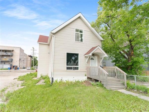 Home Photo - 700 Sherbrook Street