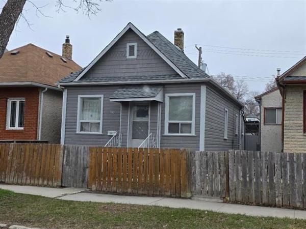home photo - 747 SIMCOE Street