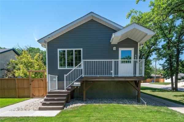 Home Photo - 484 Greenacre Boulevard