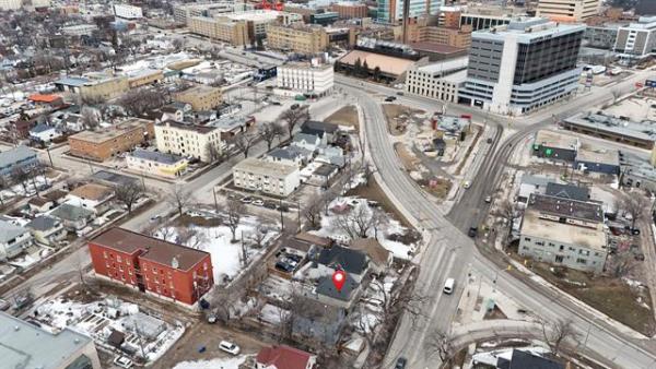 Home Photo - 704 Sherbrook Street