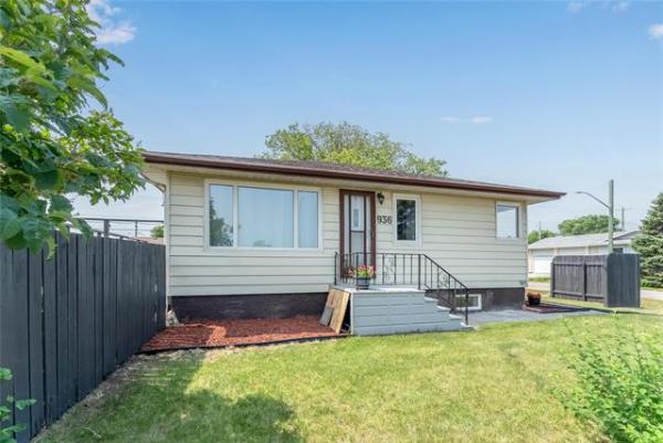 Home Photo - 936 Lagimodiere Boulevard