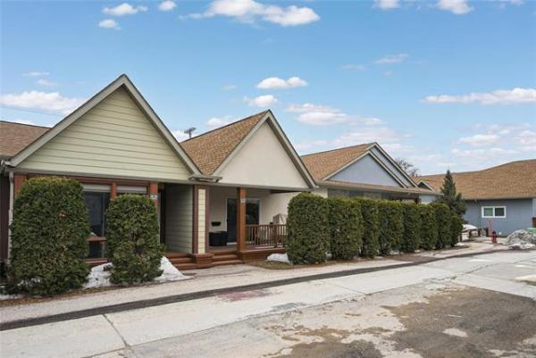 Home Photo - 15-720 Kingsway 