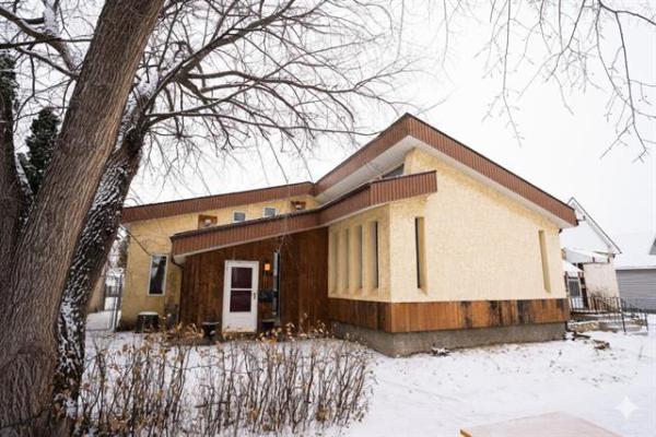 Home Photo - 390 Queen Street