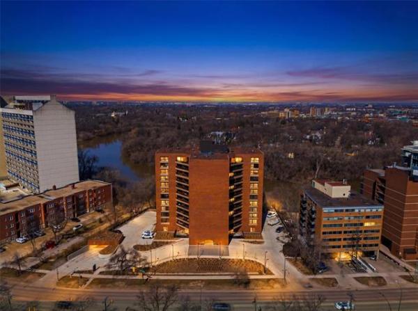 Home Photo - 1102-255 Wellington Crescent