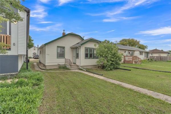 home photo - 920 Lagimodiere Boulevard