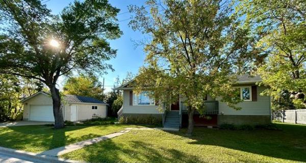 Home Photo - 402 MANITOBA Avenue