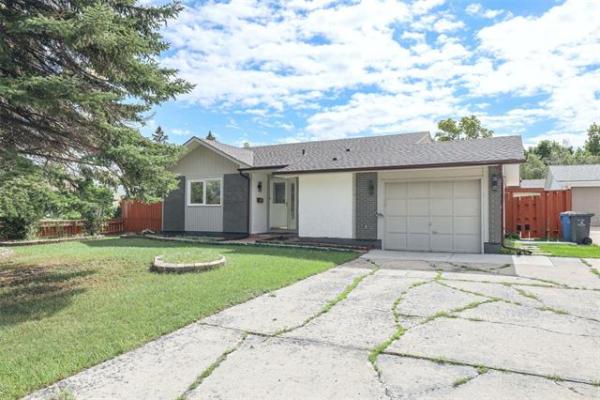 Home Photo - 2 Lake Island Crescent