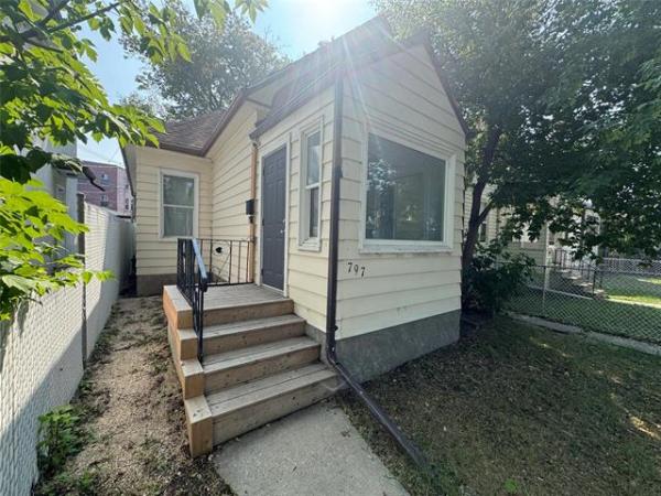 home photo - 797 Simcoe Street