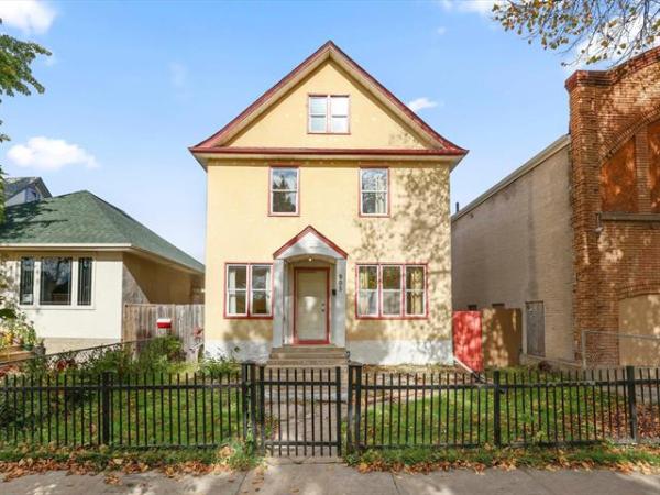 Home Photo - 905 Winnipeg Avenue