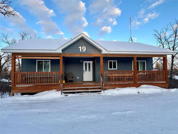 Home Photo - 19 LAKESPEAK Crescent