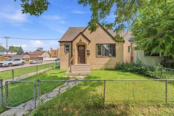 Home Photo - 921 Redwood Avenue