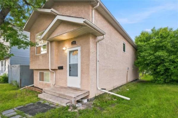 home photo - 1343 Winnipeg Avenue
