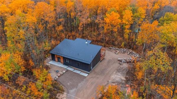 Home Photo - 83 LAKESPEAK Crescent