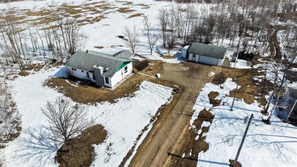 Home Photo - 50149 45E Road