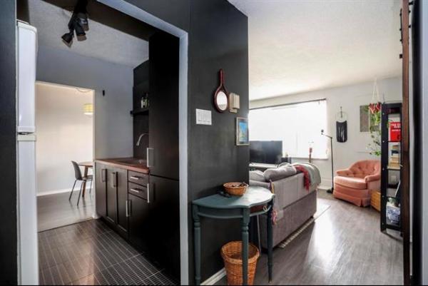 Home Photo - 11N-300 Roslyn Road