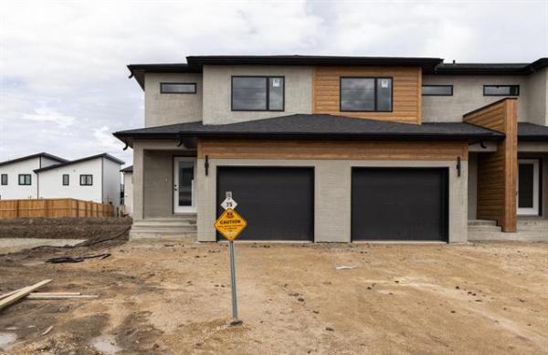Home Photo - 75 Kootenay Way