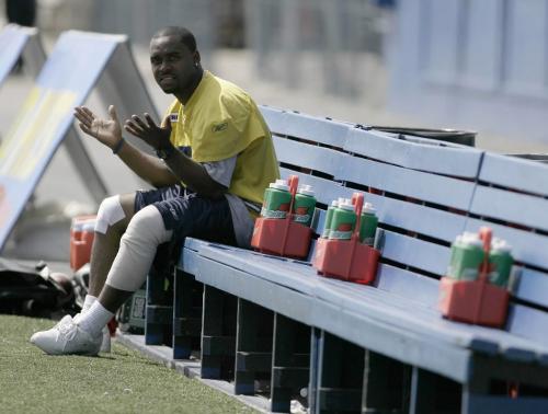 John Woods / Winnipeg Free Press / August 6 2006 - 060808 - An injured Kevin Glenn gestures as he warms the bench during practice Tuesday, August 8/06.
